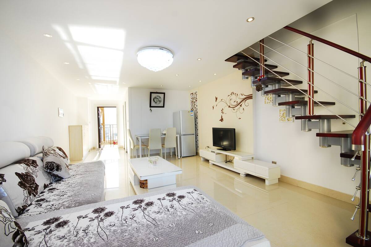 Loft, 2 Schlafzimmer, Meerblick | Wohnzimmer | 50-Zoll-LCD-Fernseher mit Satellitenempfang, Fernseher