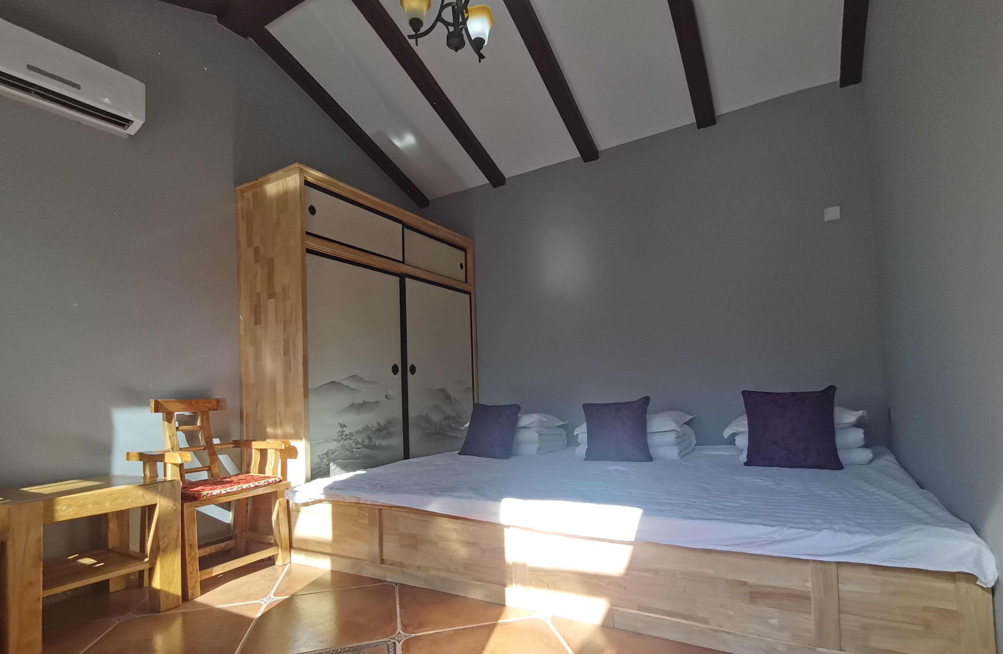 Una camera da letto con un letto grande, mobili in legno e una ventola a soffitto.