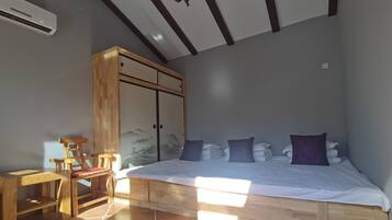 Una camera da letto con un letto grande, mobili in legno e una ventola a soffitto.