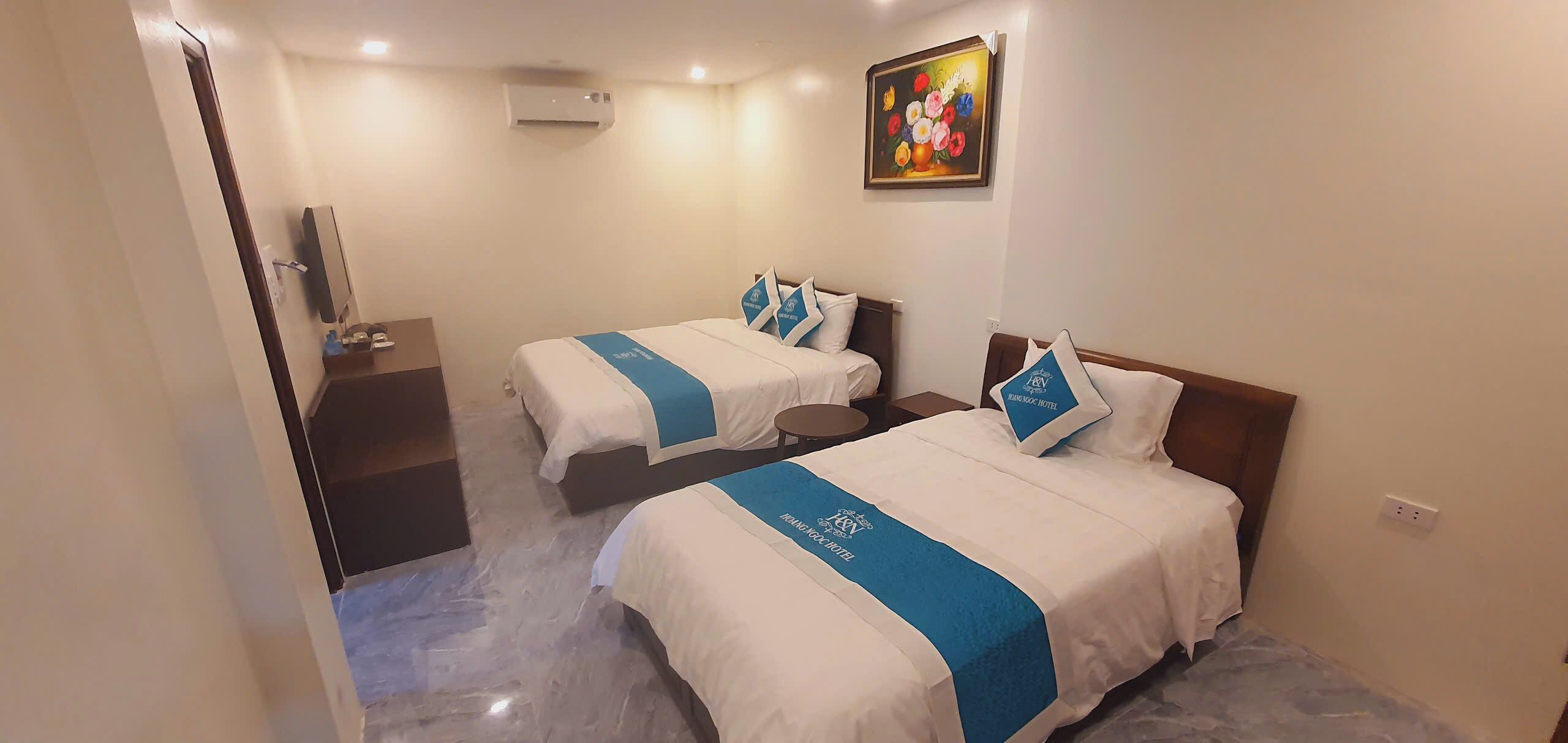 奢华三人房, 1 间卧室, 无烟房 | 迷你吧、客房内保险箱、办公桌、遮光窗帘