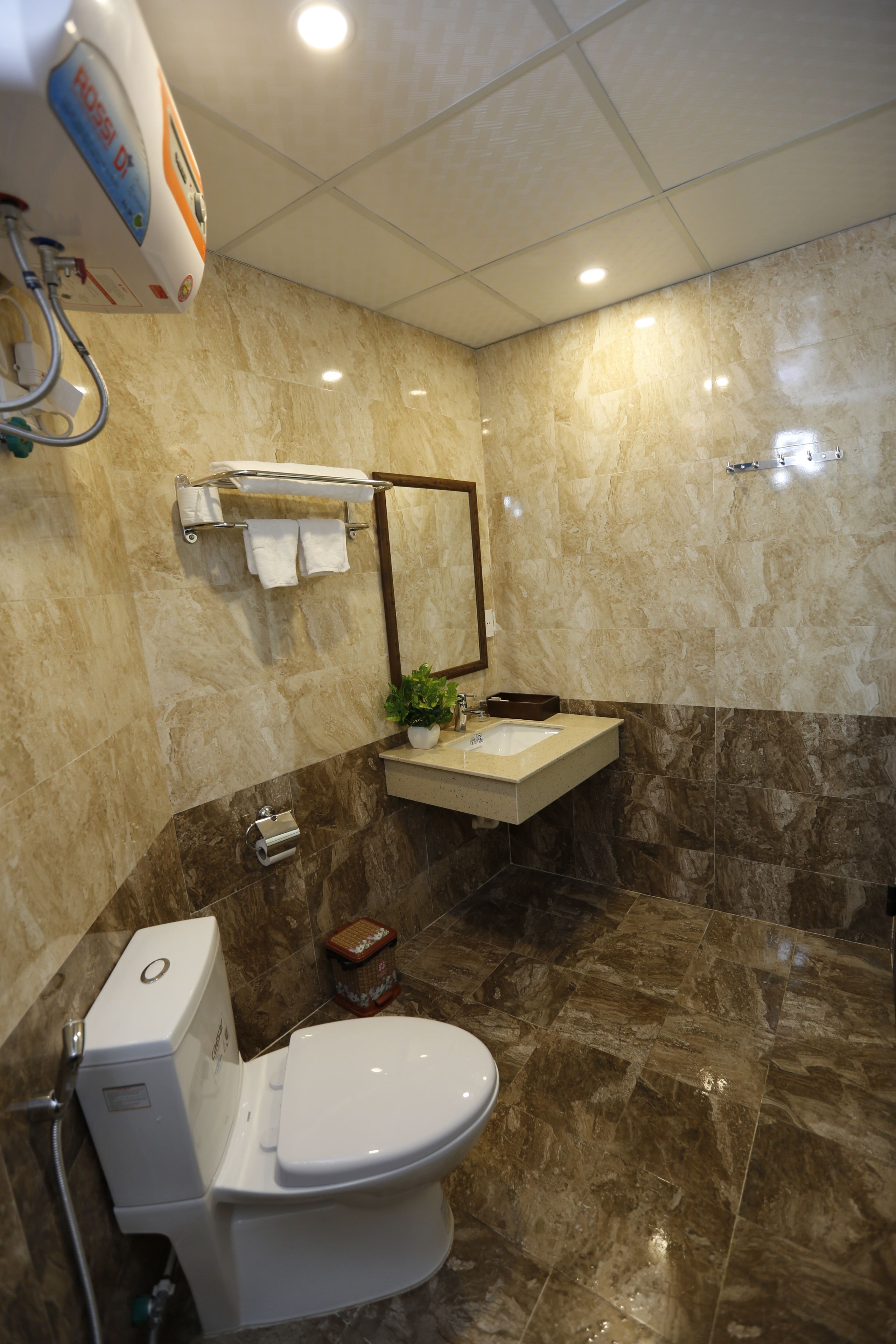 Une salle de bain moderne équipée de toilettes, d’un lavabo et d’une douche.