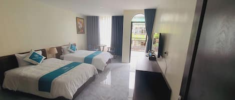 Minibar, värdeförvaringsskåp på rummet och skrivbord