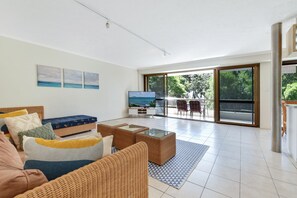 Apartment, 2 Schlafzimmer | Wohnbereich | Flachbildfernseher