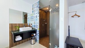 Chambre Deluxe double, 1 très grand lit, balcon, au bord de la piscine | Salle de bain | Douche, douche cascade, articles de toilette griffés, séchoir à cheveux