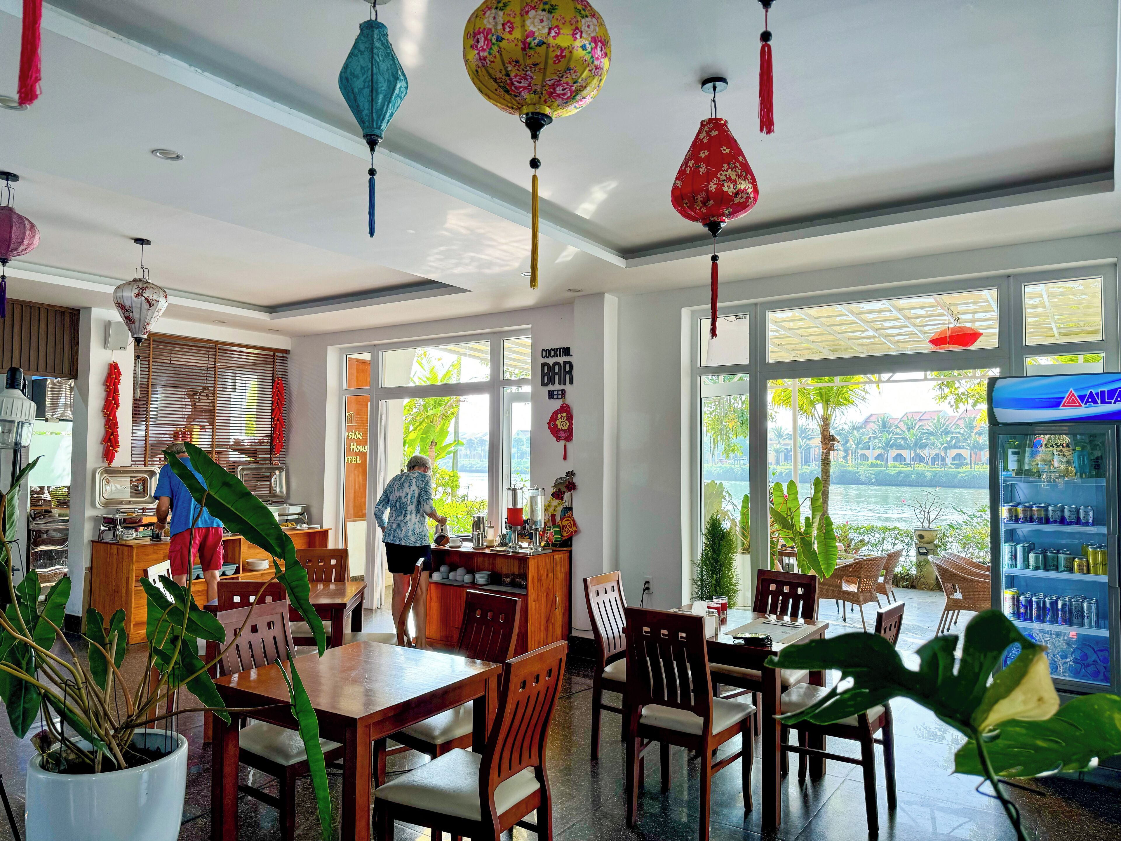 Full breakfast on weekdays (VND 10000 per person)