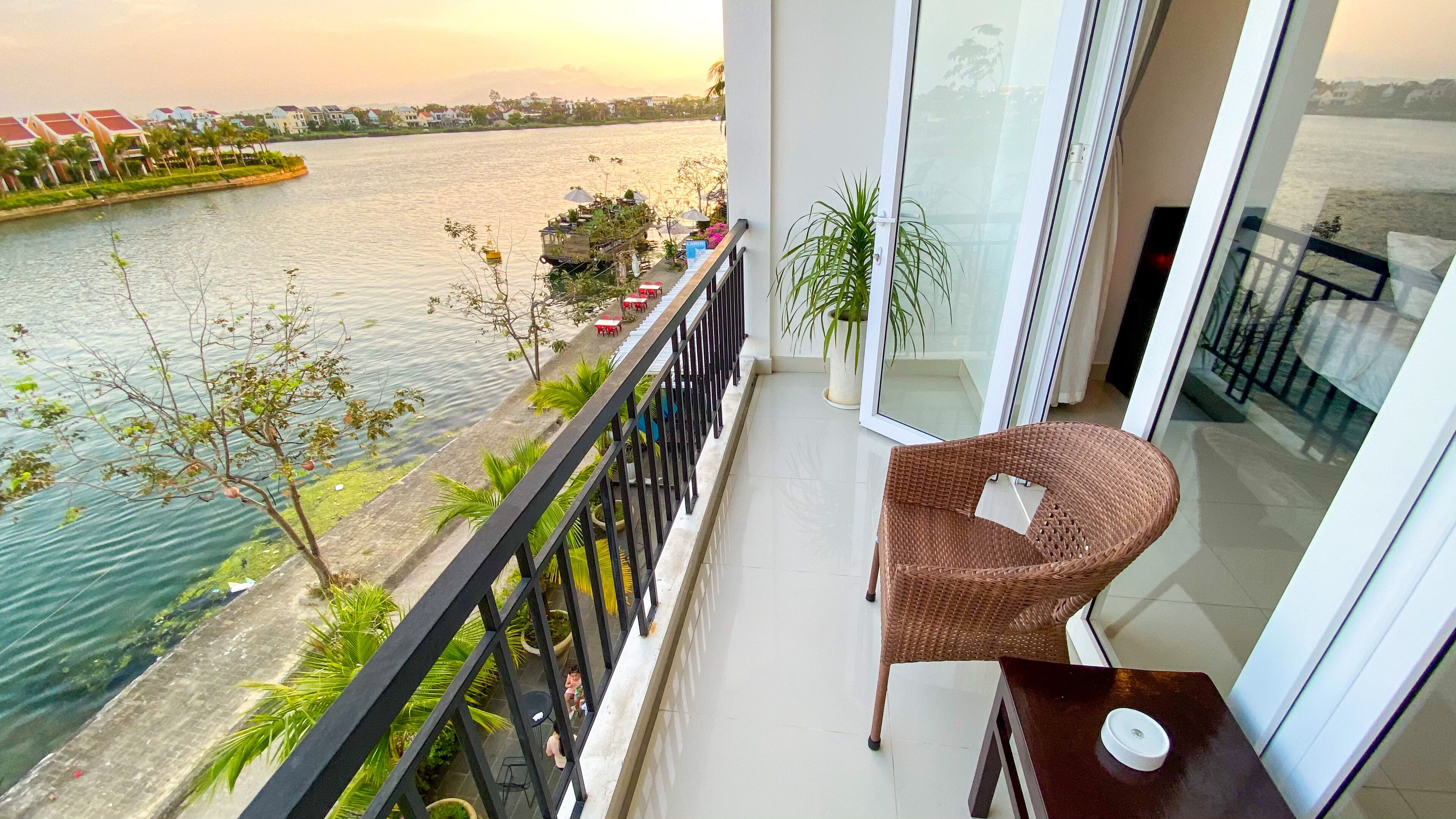 Chambre triple familiale, balcon, vue sur le fleuve | Balcon