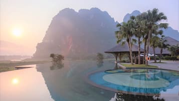 Kolam renang indoor dan kolam renang outdoor, dengan payung kolam renang