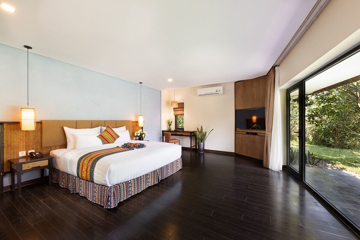 Minibar, in-room safe, desk, blackout curtains