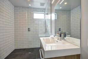 Apartment, 3 Schlafzimmer (No. 2) | Badezimmer | Dusche, kostenlose Toilettenartikel, Haartrockner, Handtücher
