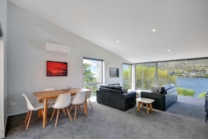 Remarkable View at Battery Hill No.2 | In-room dining - Battery Hill Luxury Apartments (Queenstown)