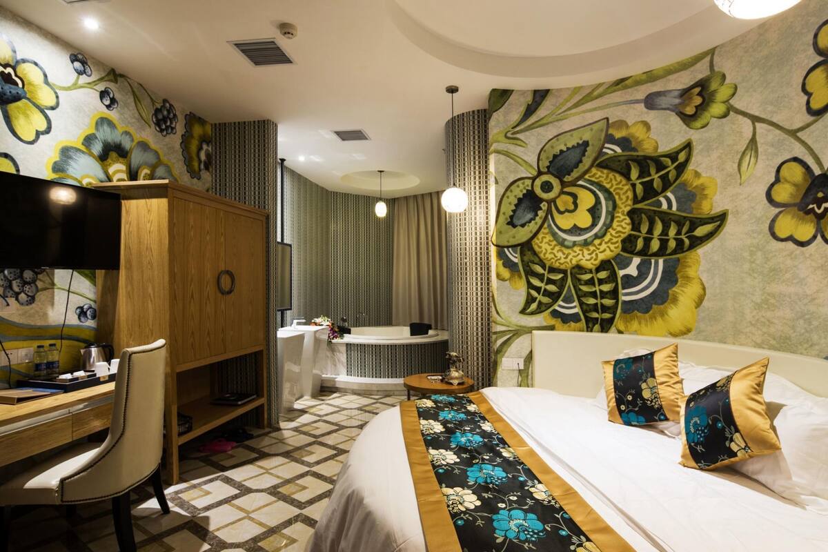 Desk, blackout curtains, free WiFi, bed sheets