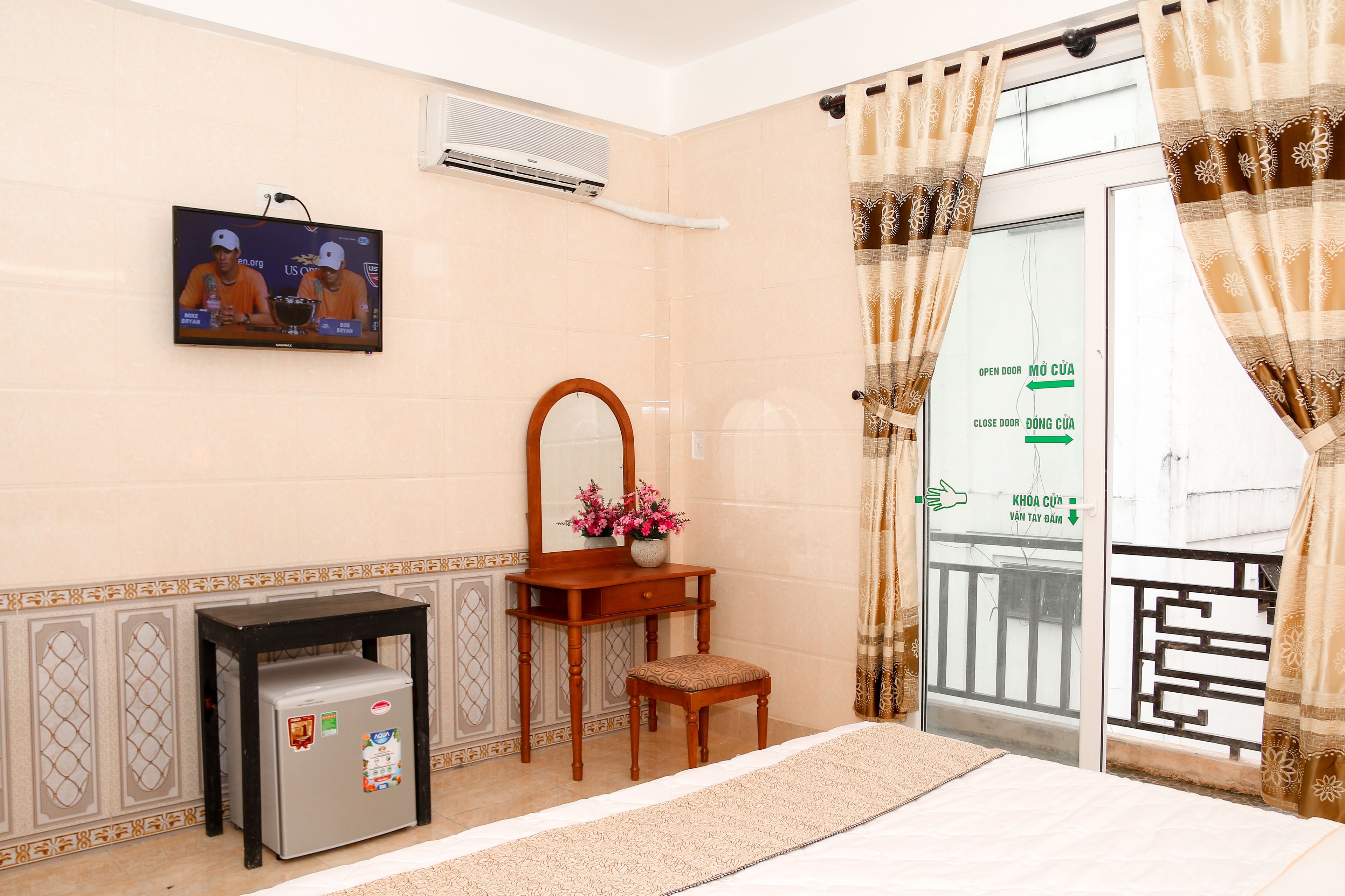 deluxe room | minibar, in-room safe, desk, free wifi