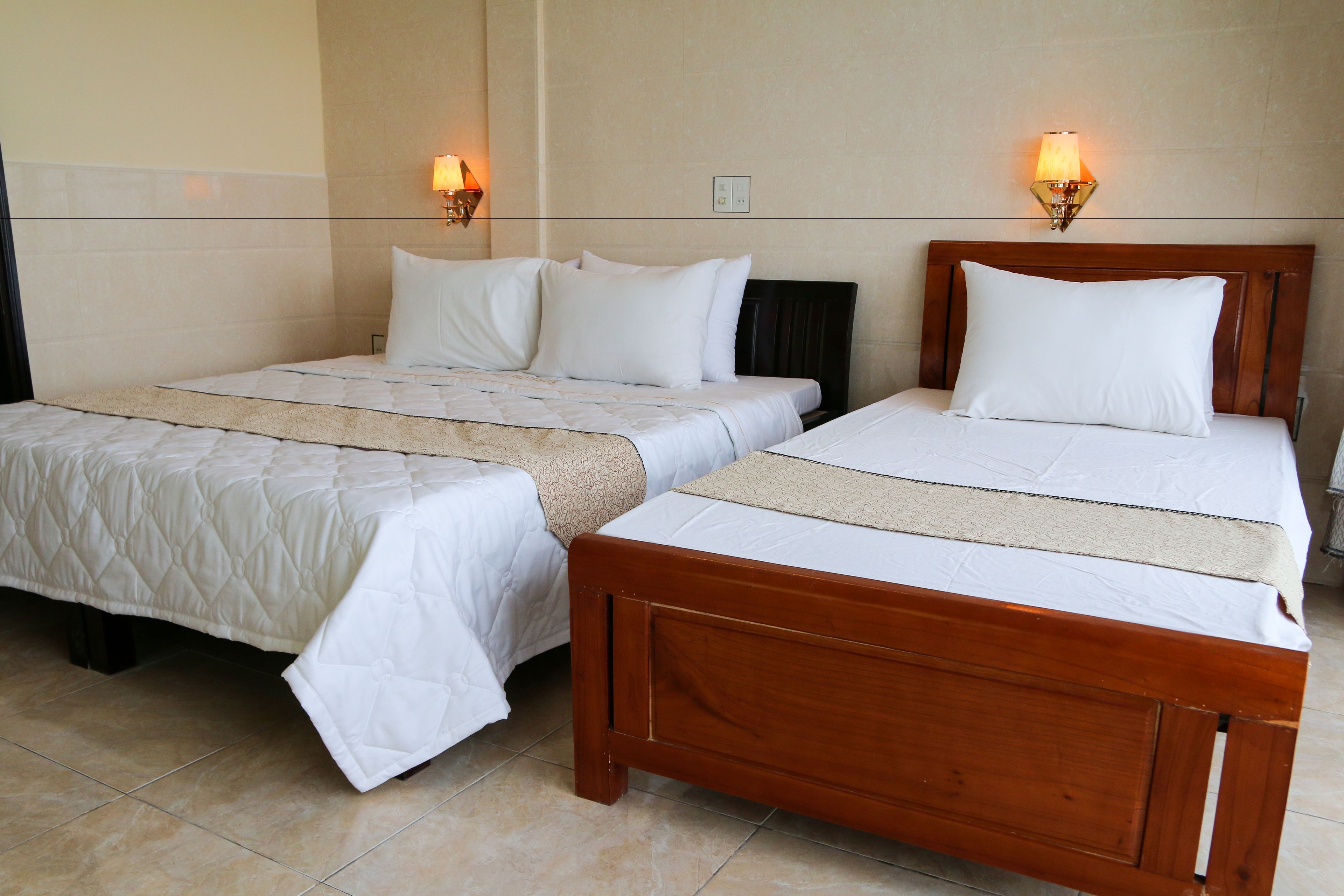 family room | minibar, in-room safe, desk, free wifi