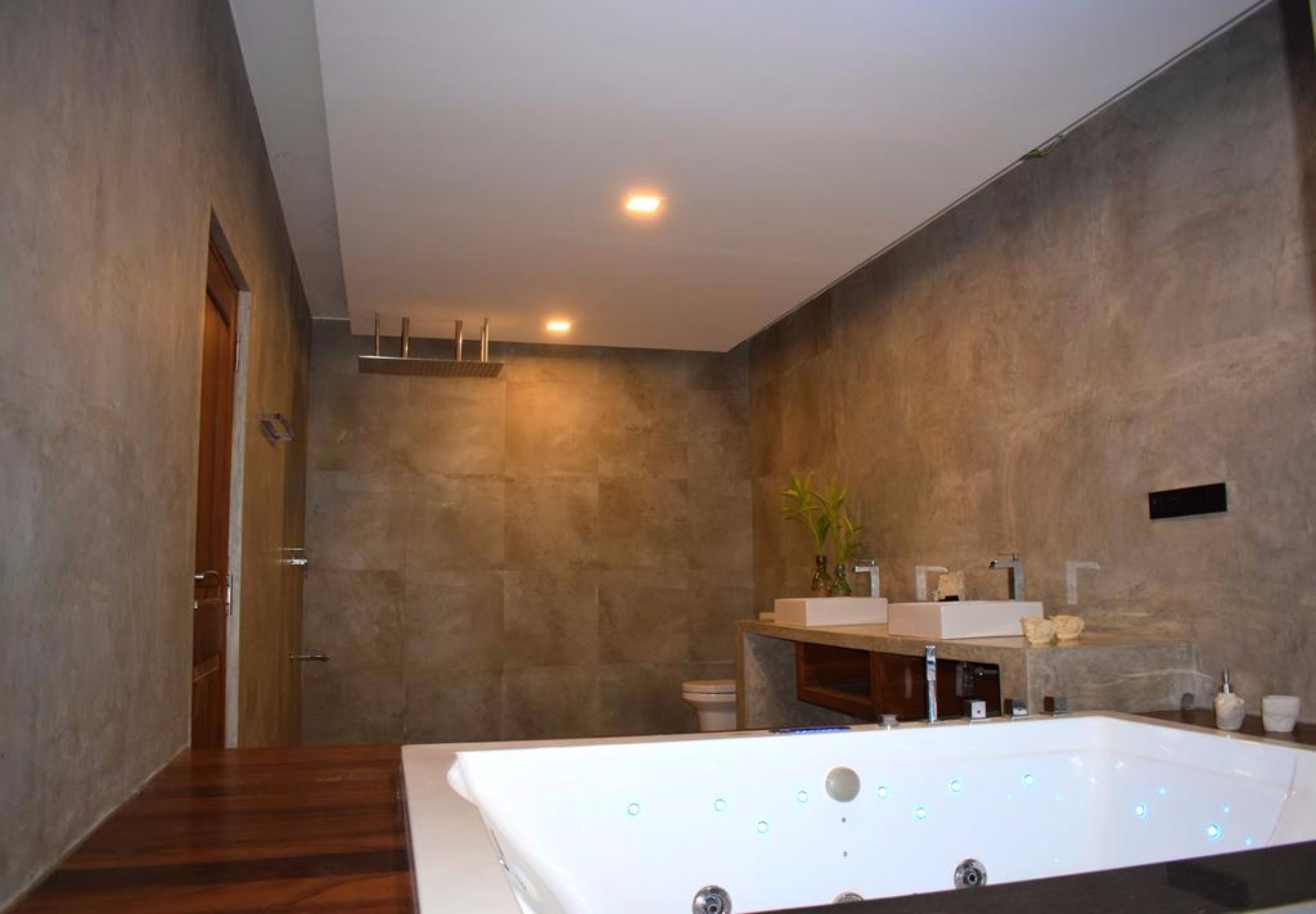 Shower, free toiletries, towels