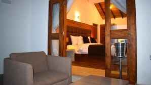 Una habitación acogedora con una cama, una silla y una cafetera.