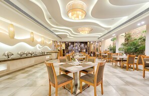 2 restaurants, international cuisine