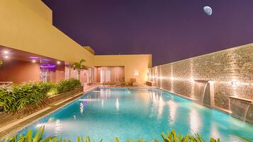 Una piscina al aire libre