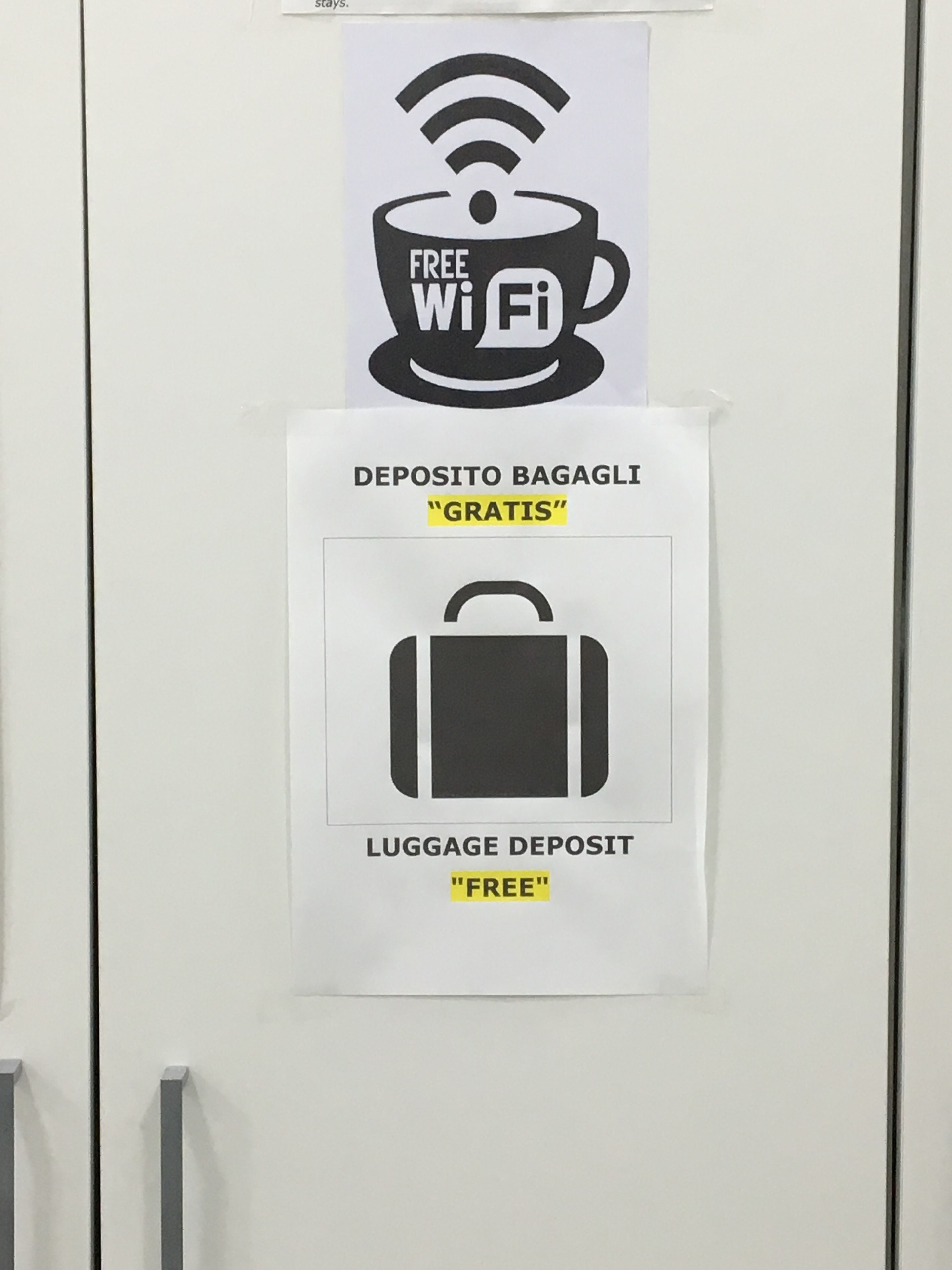 En dörr med två skyltar: en som visar att det finns gratis Wi-Fi och en annan som visar att man kan lämna in sitt bagage utan kostnad.
