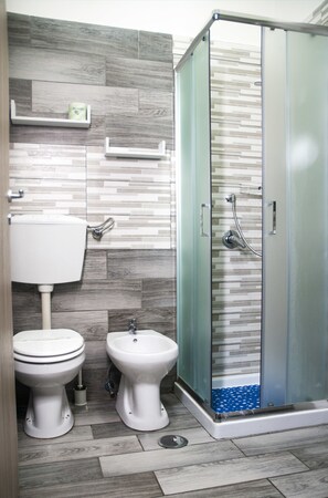 Habitación familiar | Regadera en el baño