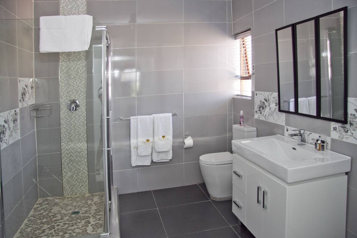 Deluxe-Zweibettzimmer | Badezimmer | Dusche, kostenlose Toilettenartikel, Haartrockner, Handtücher