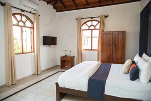 In-room safe, desk, iron/ironing board, free WiFi