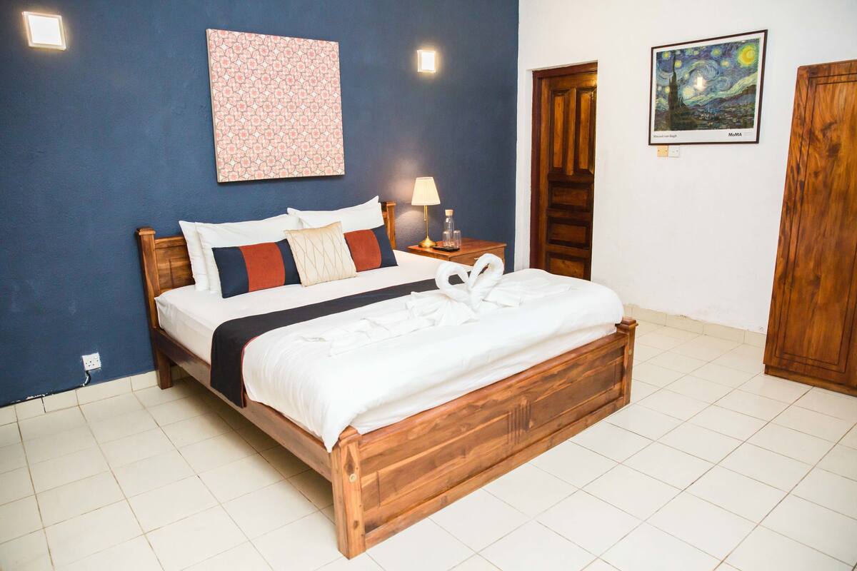 In-room safe, desk, iron/ironing board, free WiFi