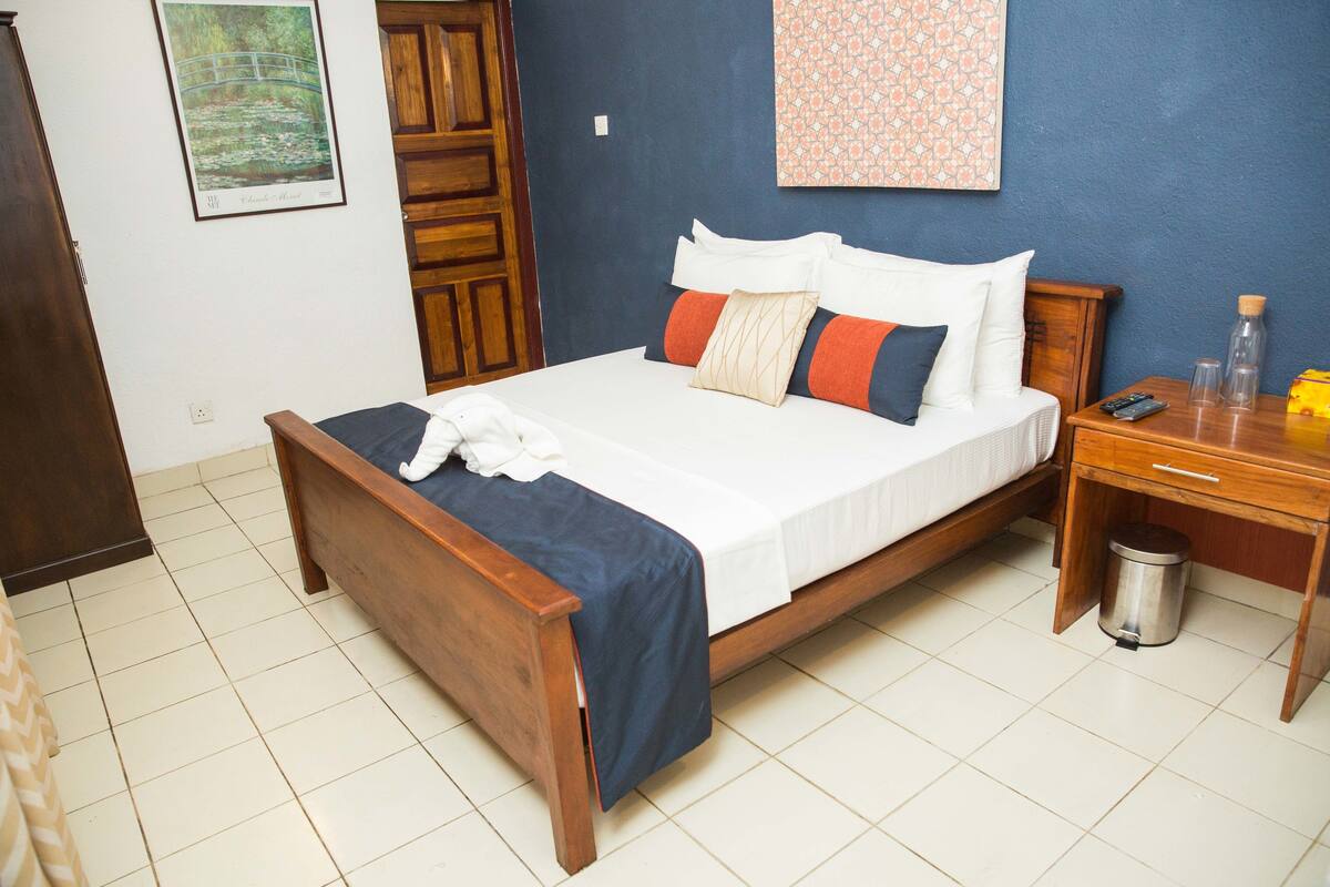 In-room safe, desk, iron/ironing board, free WiFi