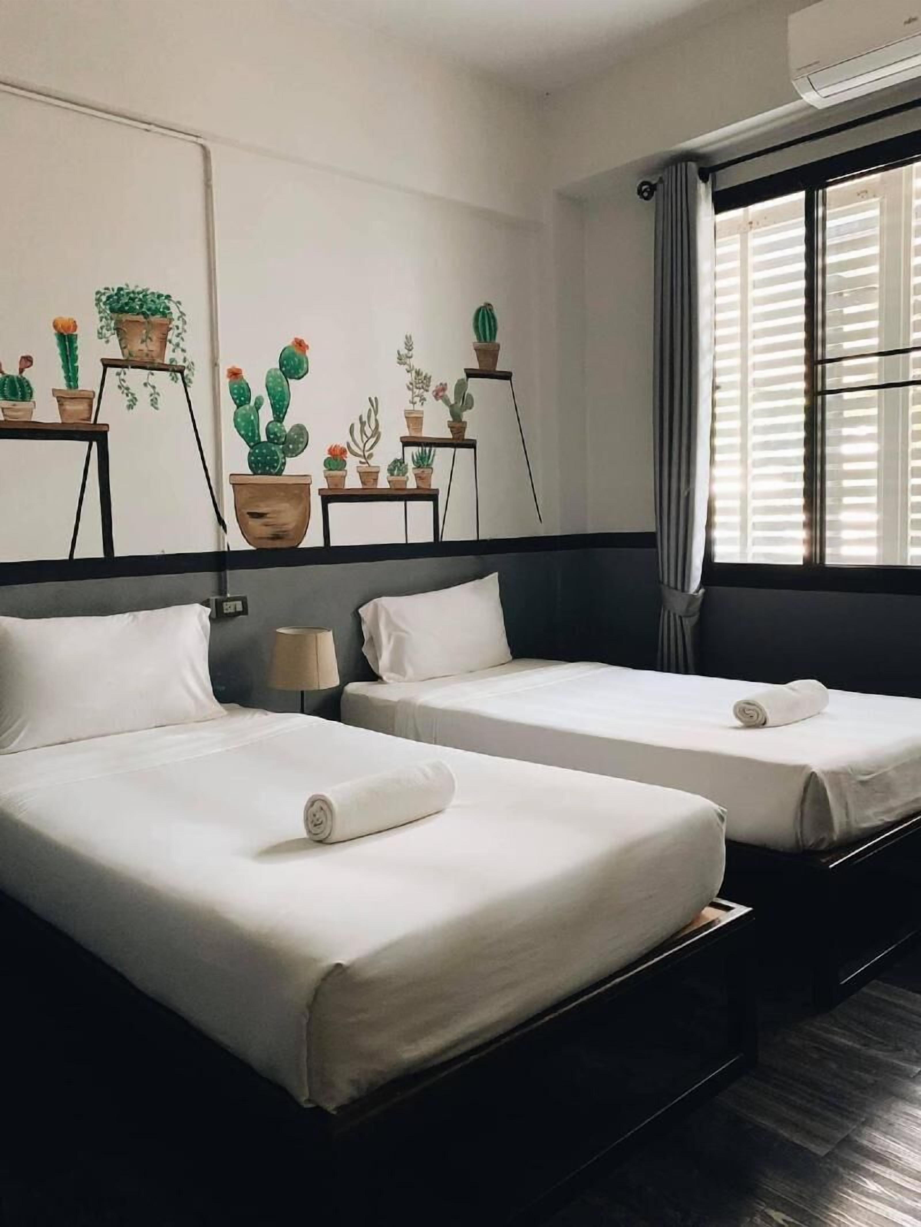 Escritorio, cortinas blackout y tabla de planchar con plancha 