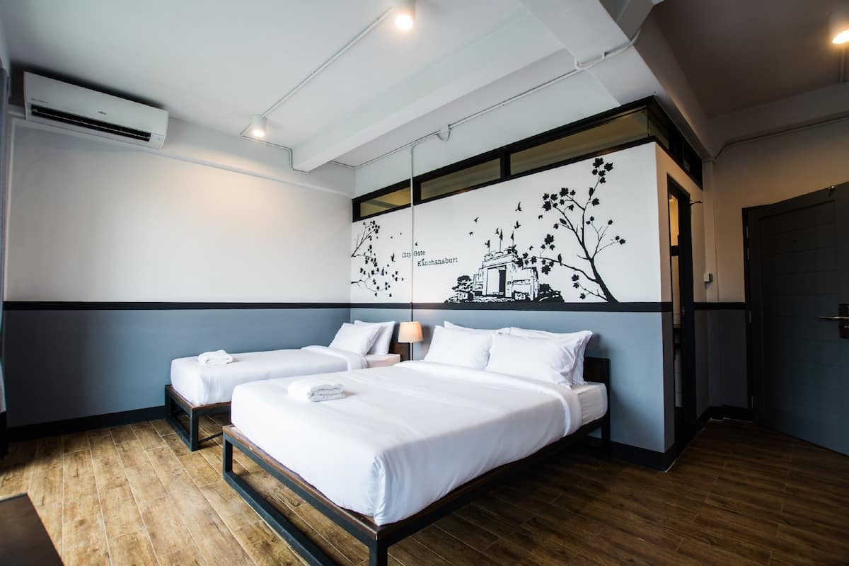Deluxe Triple Room | Una scrivania, tende oscuranti, ferro/asse da stiro, Wi-Fi gratuito