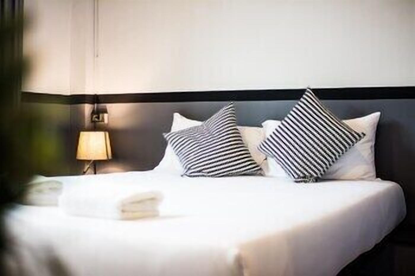 Escritorio, cortinas blackout y tabla de planchar con plancha 
