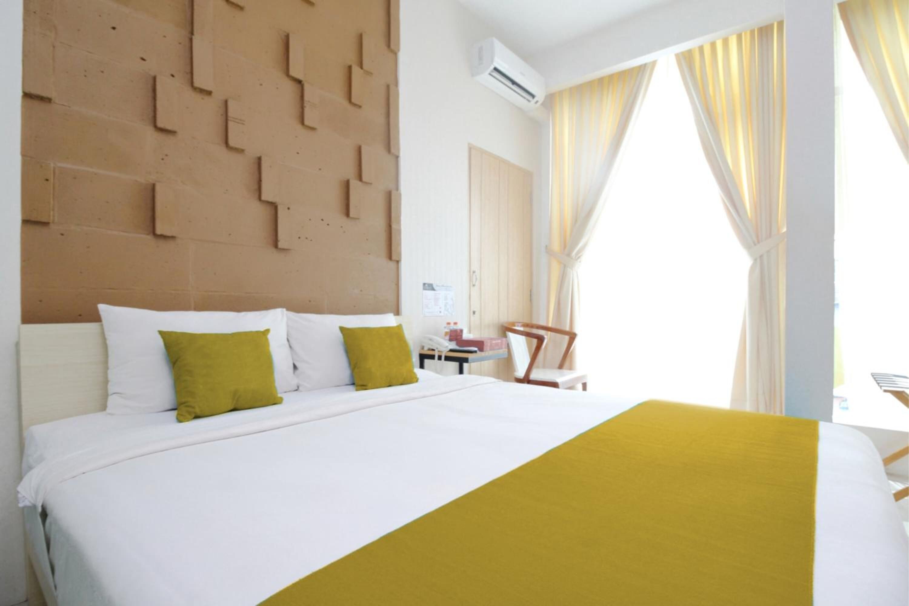 Schreibtisch, Verdunkelungsvorhänge, schallisolierte Zimmer