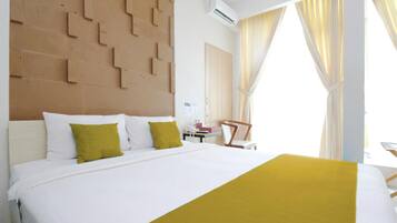 Schreibtisch, Verdunkelungsvorhänge, schallisolierte Zimmer