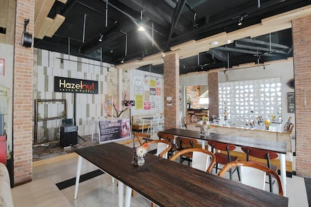 Breakfast, lunch, dinner served; Fusion cuisine