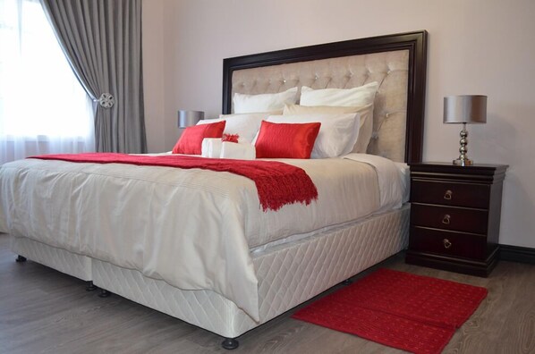 ตู้นิรภัยในห้องพัก, โต๊ะทำงาน, เตารีด/โต๊ะรีดผ้า