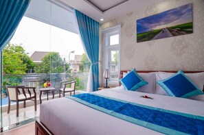 Deluxe Room, 1 King Bed | 1 bedroom, premium bedding, minibar, in-room safe