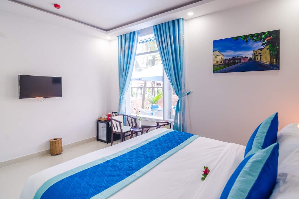 Deluxe Room, 1 Queen Bed | 1 bedroom, premium bedding, minibar, in-room safe