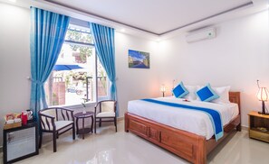 Deluxe Room, 1 Queen Bed | Minibar