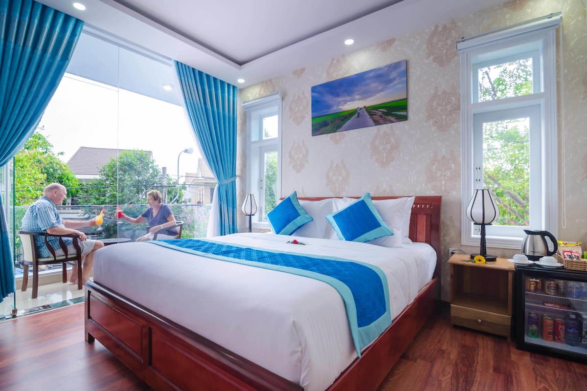 Deluxe Room, 1 King Bed | 1 bedroom, premium bedding, minibar, in-room safe