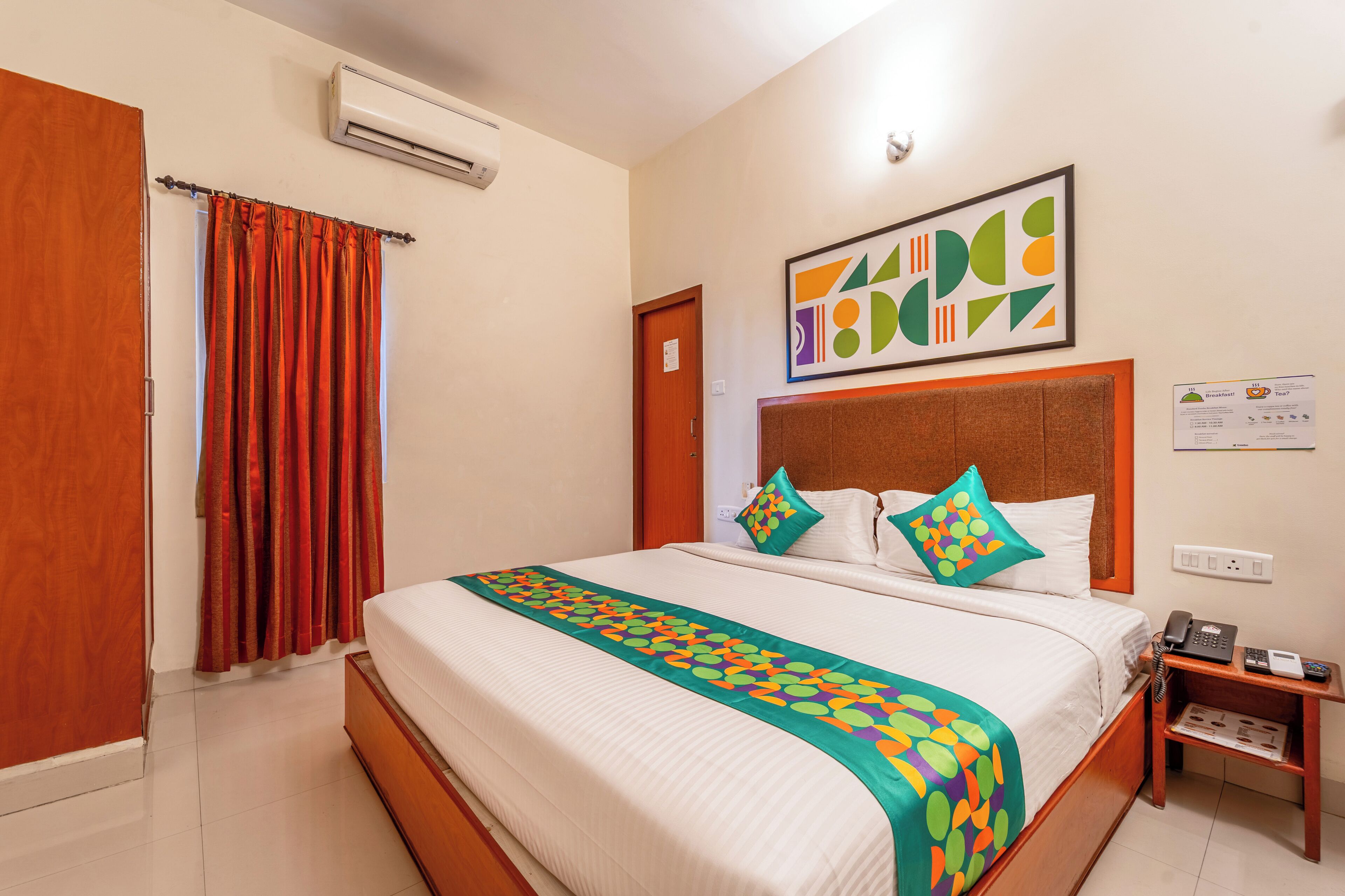 Escritorio, wifi gratis y ropa de cama 