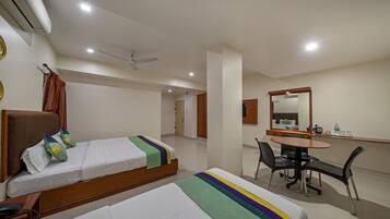 プレミアム ルーム | デスク、WiFi (無料)、ベッドシーツ