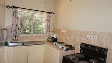 Refrigerador con congelador, microondas y parrilla de estufa