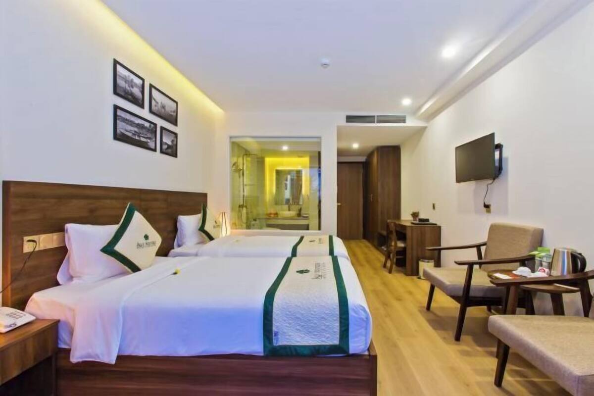 Hypo-allergenic bedding, minibar, in-room safe, desk