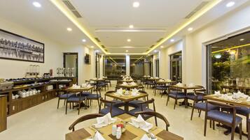 Tägliches großes Frühstück (300000 VND pro Person)