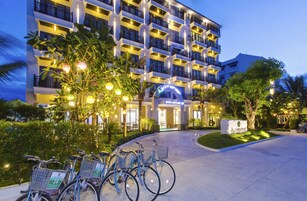 Un hotel de diseño moderno, con varios balcones y una entrada bien iluminada.