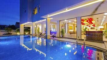 Outdoor pool, pool umbrellas, sun loungers
