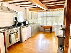 4 makuuhuonetta, egyptinpuuvillaiset lakanat, ylelliset vuodevaatteet