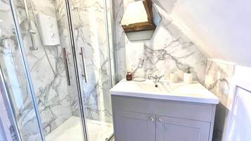 House, 4 Bedrooms | Bathroom | Towels