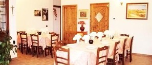 Breakfast, dinner served; Regional cuisine, garden views