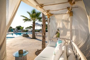 Outdoor pool, pool umbrellas, pool loungers - White Pearls Luxury Suites - Adults Only (Kos)