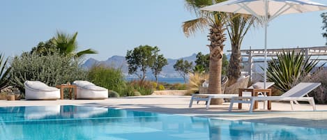 Piscine extérieure, parasols de plage, chaises longues